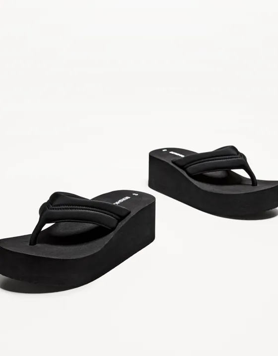 Стеганые шлепанцы на платформе