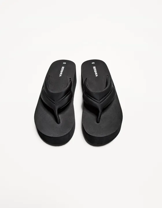 Стеганые шлепанцы на платформе