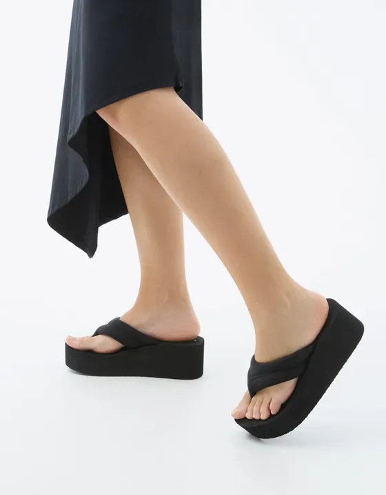 Стеганые шлепанцы на платформе