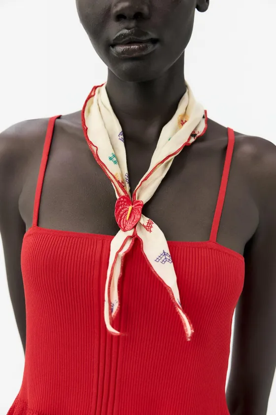 БАНДАНА С ЦВЕТОЧНОЙ ВЫШИВКОЙ И МЕТАЛЛИЧЕСКИМ ЦВЕТКОМ