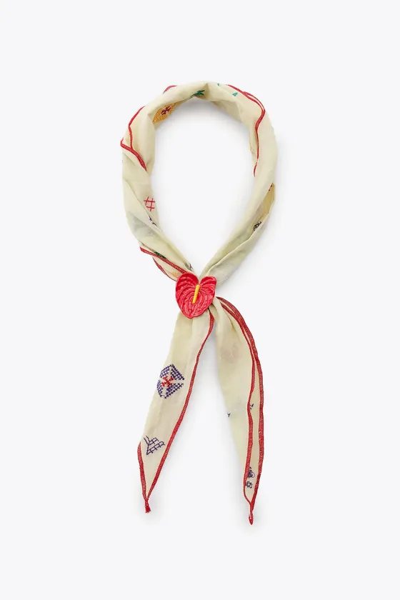 БАНДАНА С ЦВЕТОЧНОЙ ВЫШИВКОЙ И МЕТАЛЛИЧЕСКИМ ЦВЕТКОМ