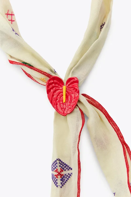 БАНДАНА С ЦВЕТОЧНОЙ ВЫШИВКОЙ И МЕТАЛЛИЧЕСКИМ ЦВЕТКОМ