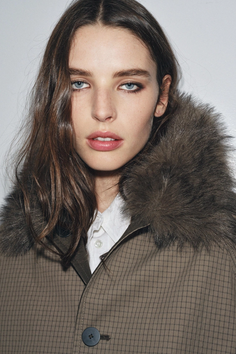 ДВУСТОРОННИЙ ТРЕНЧ С ВОРОТНИКОМ ИЗ ИСКУССТВЕННОГО МЕХА — ZW COLLECTION