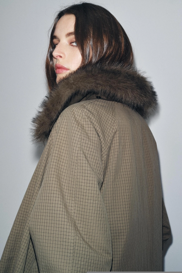 ДВУСТОРОННИЙ ТРЕНЧ С ВОРОТНИКОМ ИЗ ИСКУССТВЕННОГО МЕХА — ZW COLLECTION