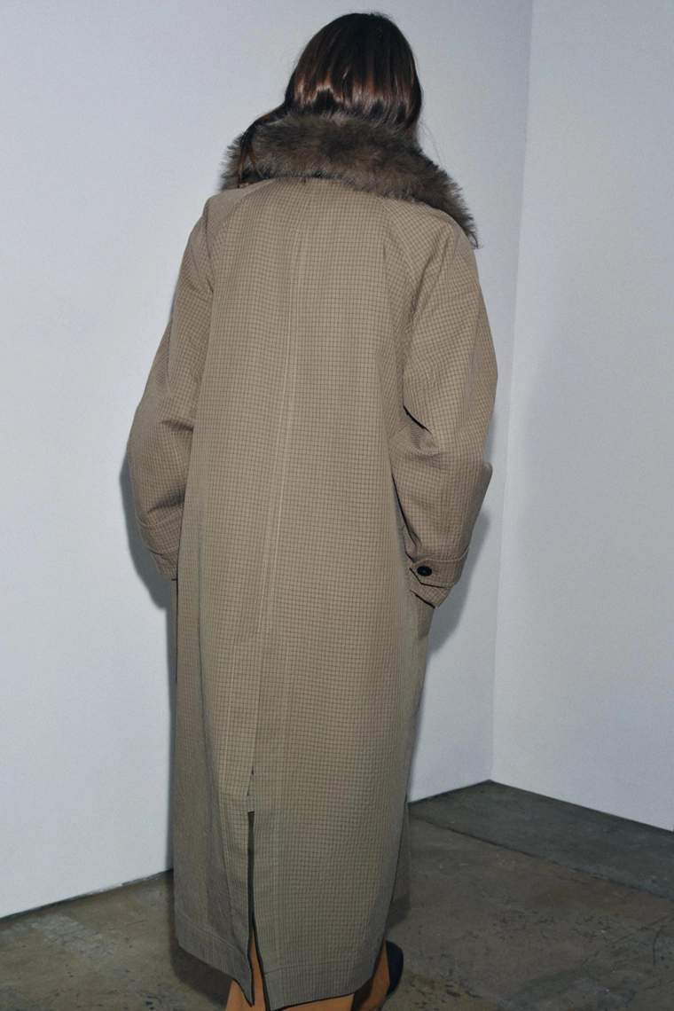 ДВУСТОРОННИЙ ТРЕНЧ С ВОРОТНИКОМ ИЗ ИСКУССТВЕННОГО МЕХА — ZW COLLECTION