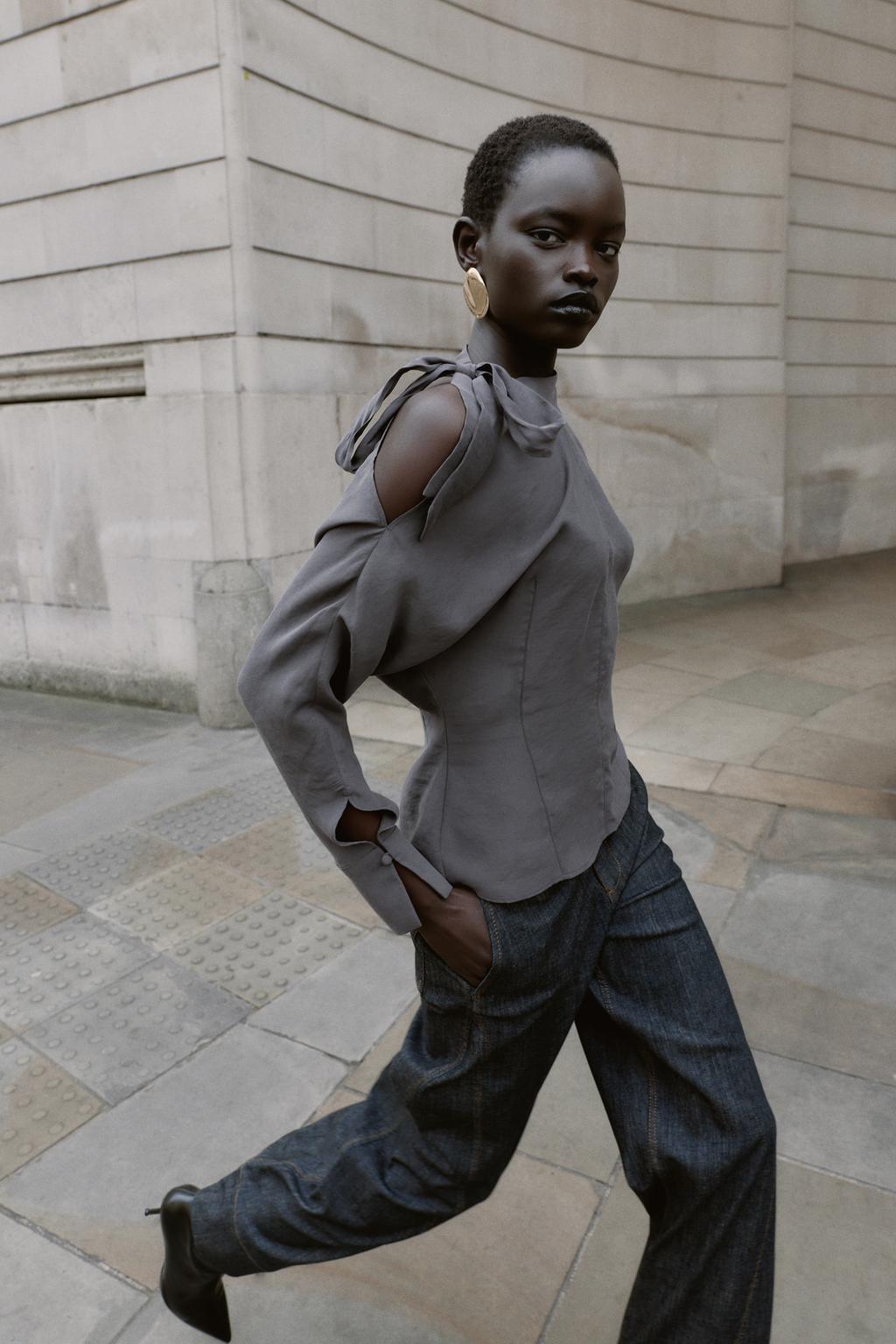 БЛУЗА С ВЫРЕЗОМ НА ПЛЕЧЕ И ЗАВЯЗКАМИ