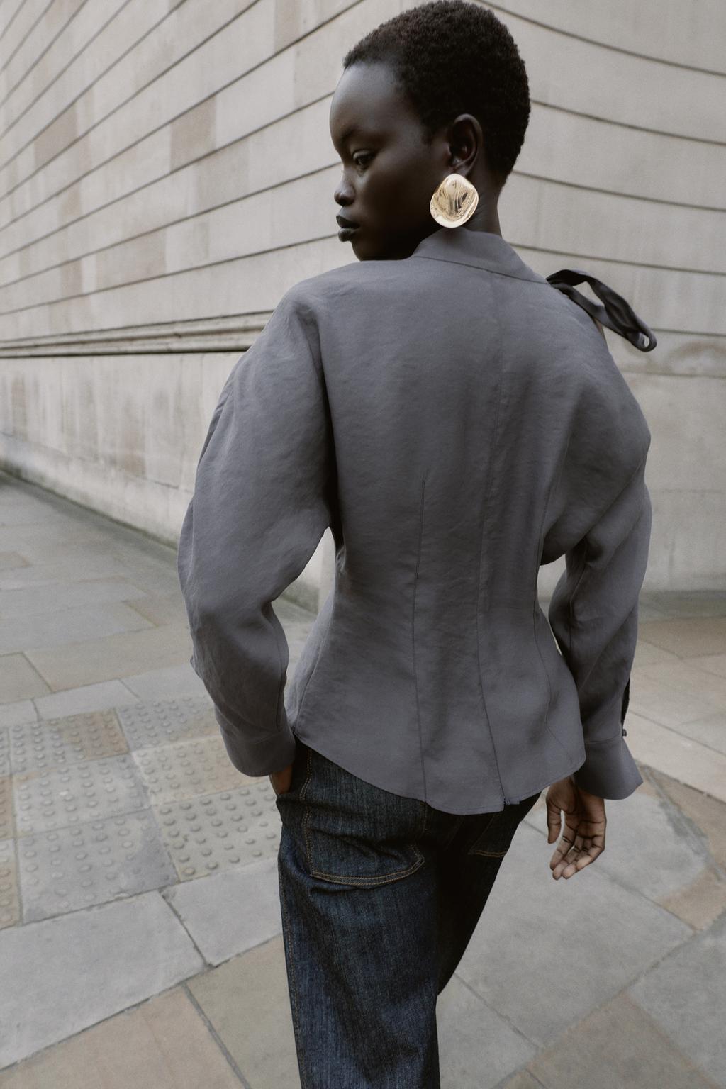 БЛУЗА С ВЫРЕЗОМ НА ПЛЕЧЕ И ЗАВЯЗКАМИ