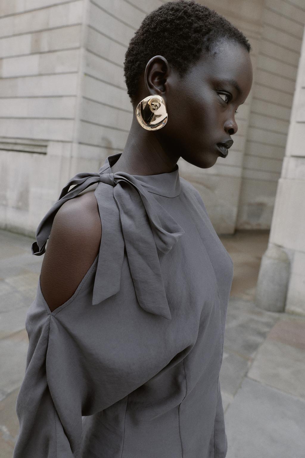 БЛУЗА С ВЫРЕЗОМ НА ПЛЕЧЕ И ЗАВЯЗКАМИ