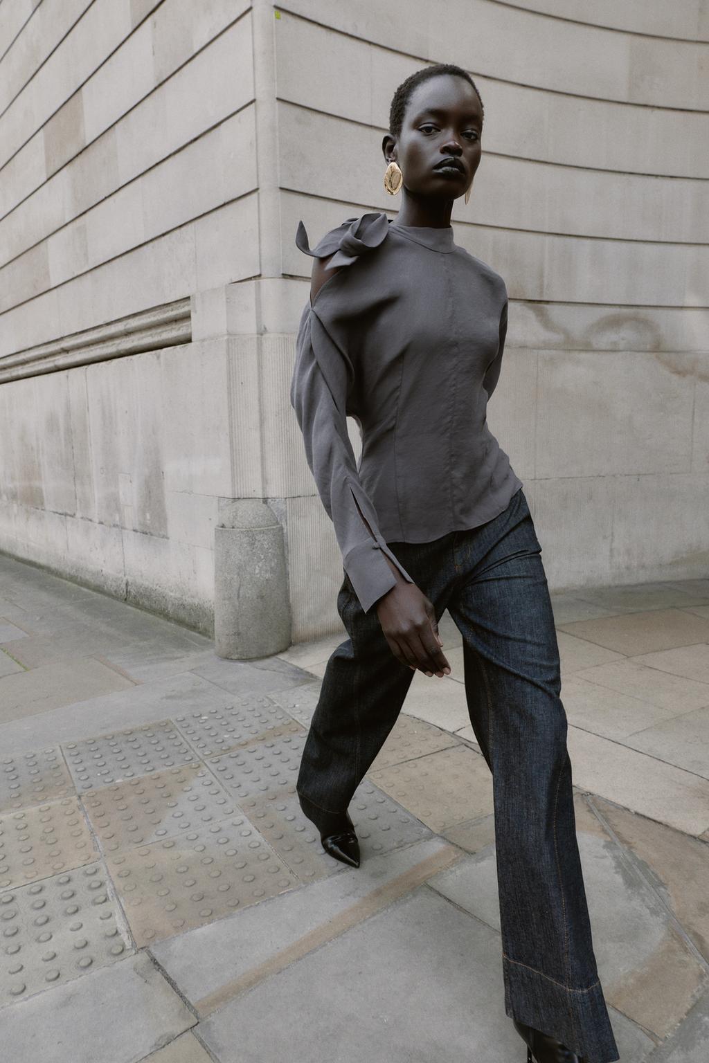 БЛУЗА С ВЫРЕЗОМ НА ПЛЕЧЕ И ЗАВЯЗКАМИ