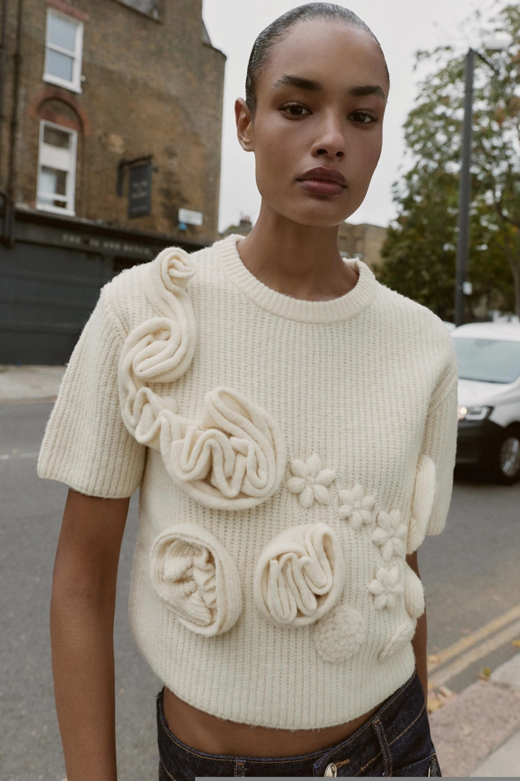 ДЖЕМПЕР ИЗ РЕЛЬЕФНОГО ТРИКОТАЖА С ЦВЕТАМИ