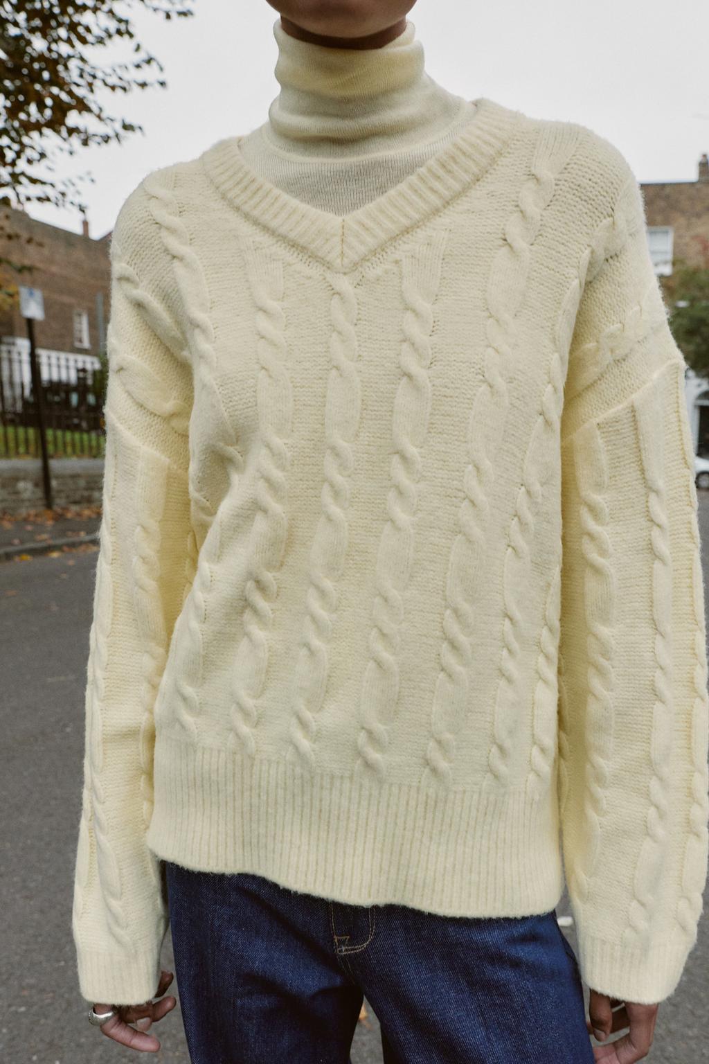 МЯГКИЙ ВЯЗАНЫЙ ДЖЕМПЕР С КОСАМИ