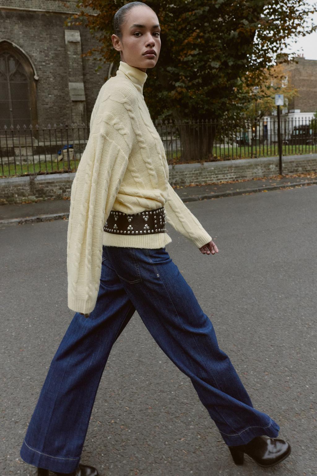 МЯГКИЙ ВЯЗАНЫЙ ДЖЕМПЕР С КОСАМИ