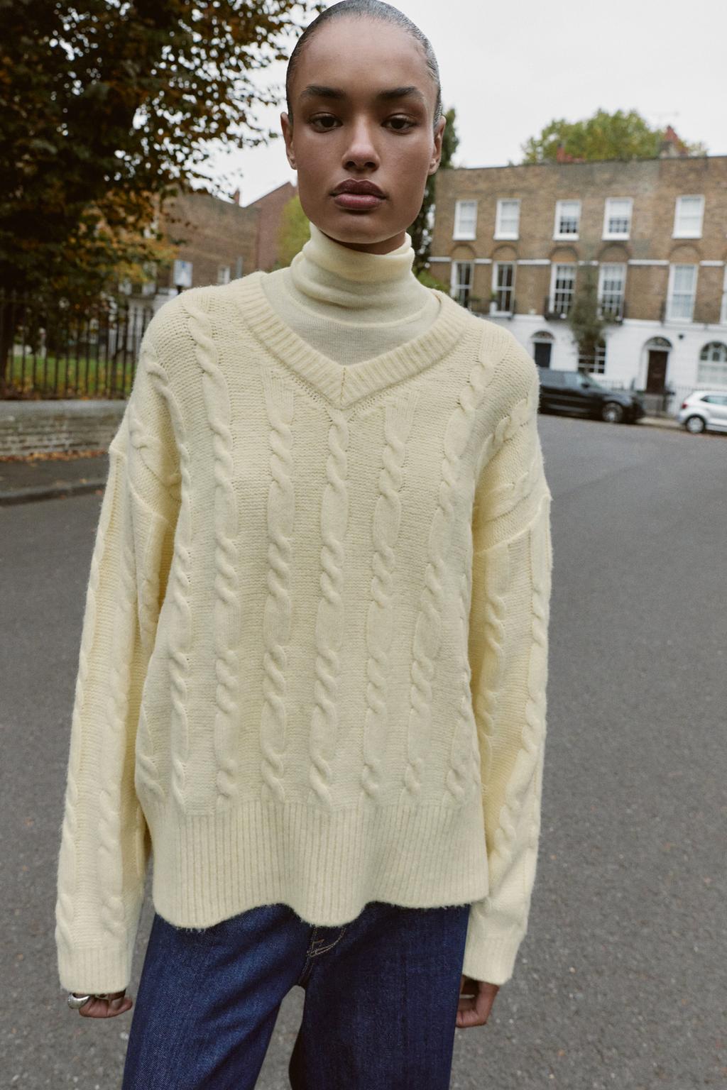 МЯГКИЙ ВЯЗАНЫЙ ДЖЕМПЕР С КОСАМИ