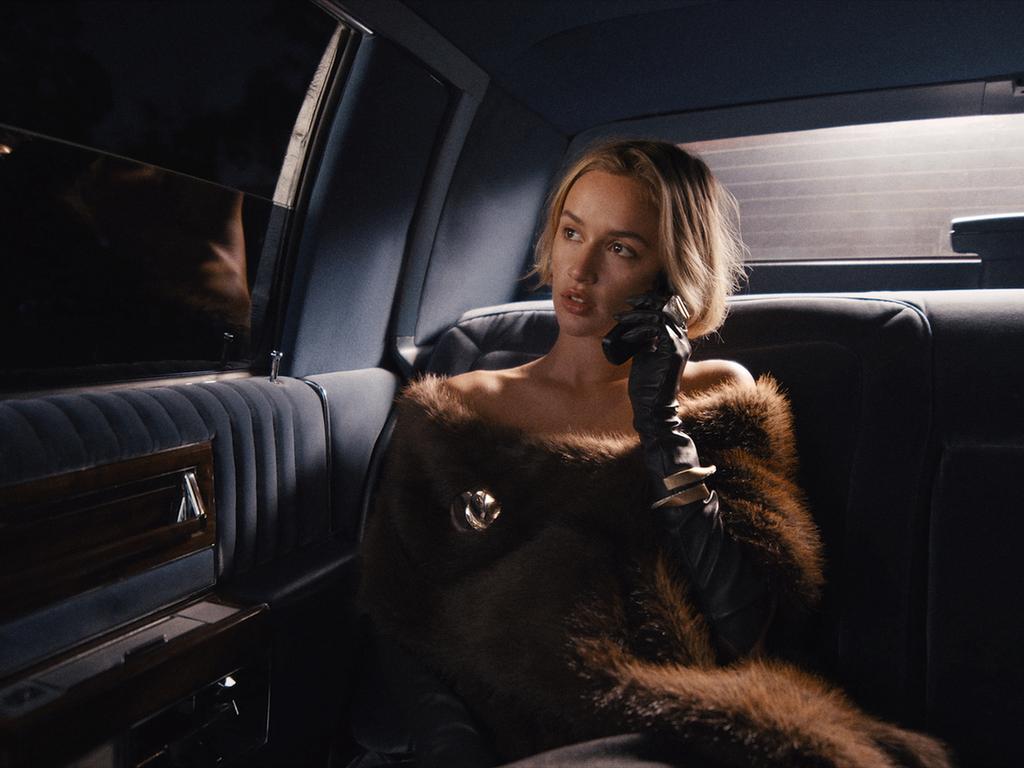 ОДНОТОННЫЙ ШАРФ ИЗ ИСКУССТВЕННОГО МЕХА С БАХРОМОЙ