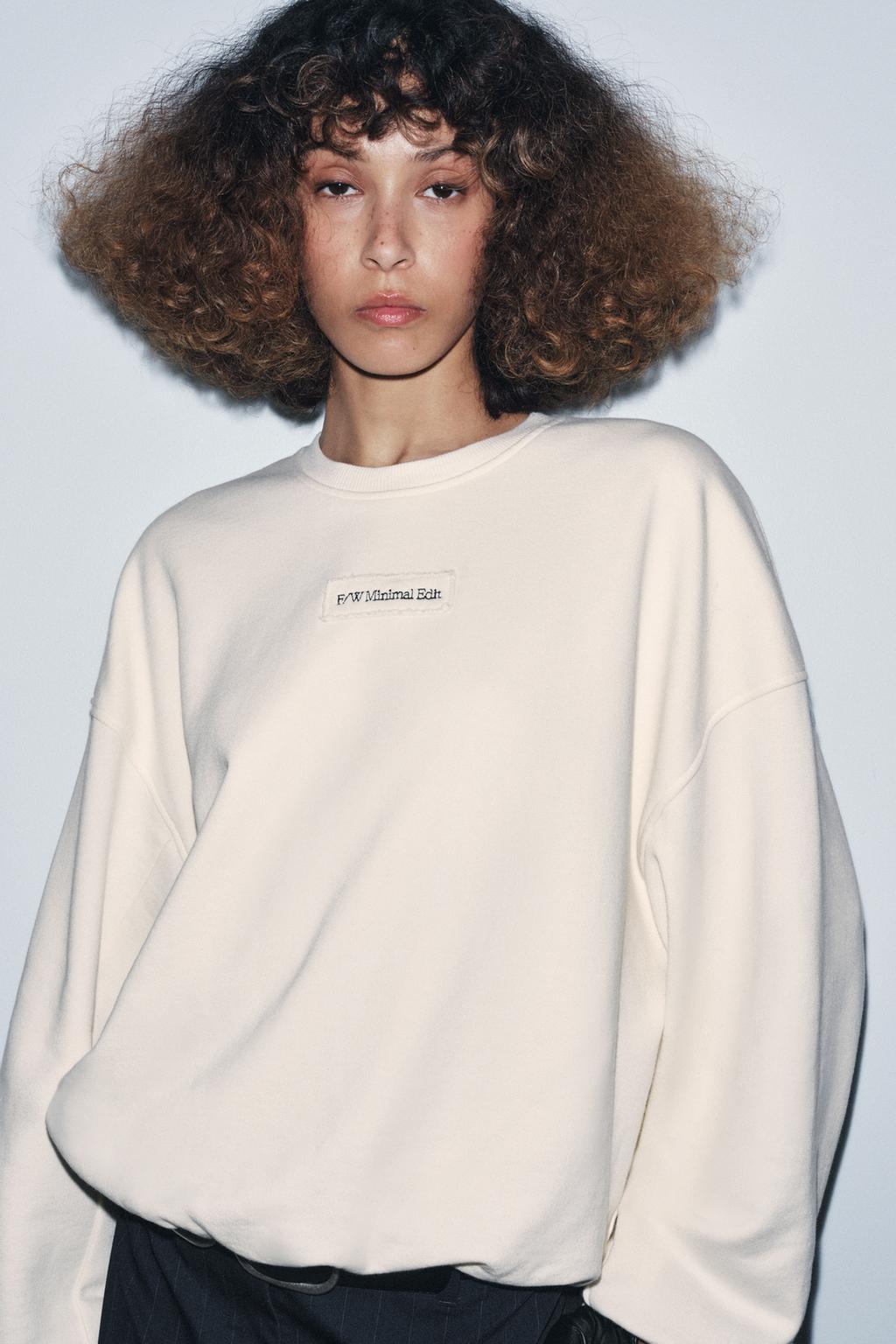 ТОЛСТОВКА С ВЫШИТОЙ НАДПИСЬЮ В ВИДЕ ШАРА