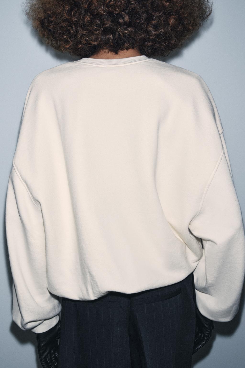 ТОЛСТОВКА С ВЫШИТОЙ НАДПИСЬЮ В ВИДЕ ШАРА