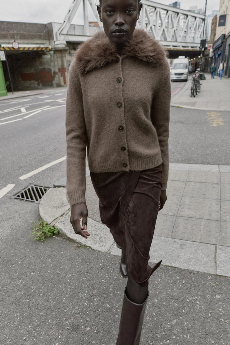 ВЯЗАНЫЙ ЖАКЕТ С ЛАЦКАНАМИ И ЭФФЕКТОМ МЕХА