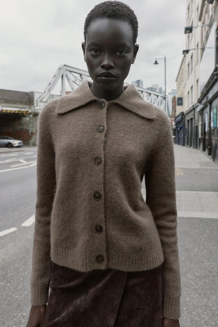 ВЯЗАНЫЙ ЖАКЕТ С ЛАЦКАНАМИ И ЭФФЕКТОМ МЕХА