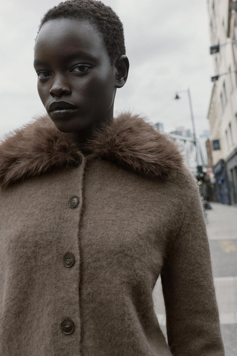 ВЯЗАНЫЙ ЖАКЕТ С ЛАЦКАНАМИ И ЭФФЕКТОМ МЕХА