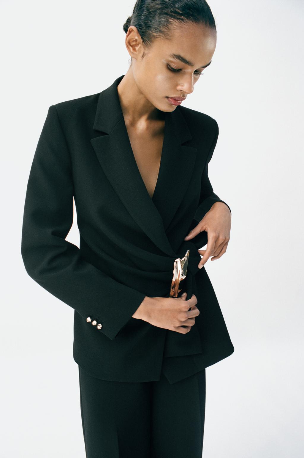 БЛЕЙЗЕР С ПРЯЖКОЙ