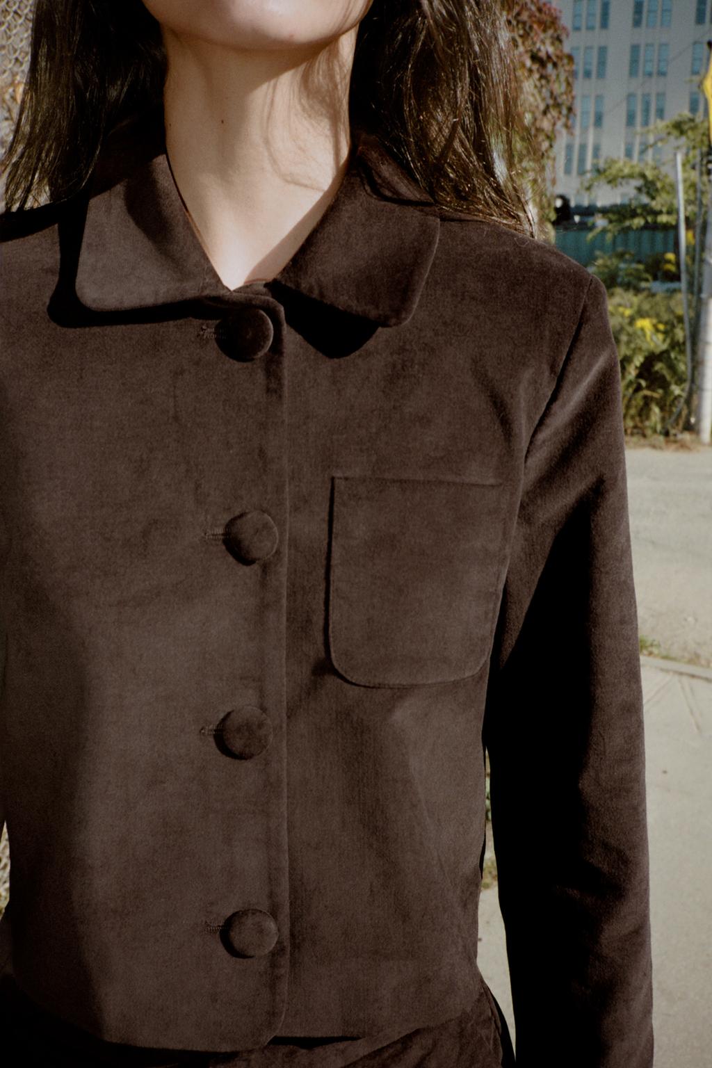 УКОРОЧЕННЫЙ БЛЕЙЗЕР ИЗ БАРХАТА