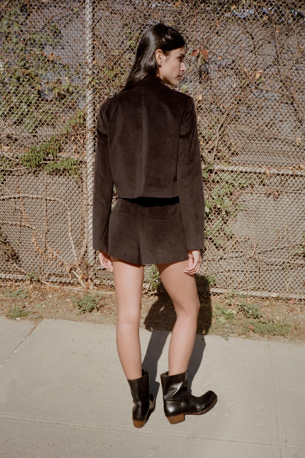 УКОРОЧЕННЫЙ БЛЕЙЗЕР ИЗ БАРХАТА