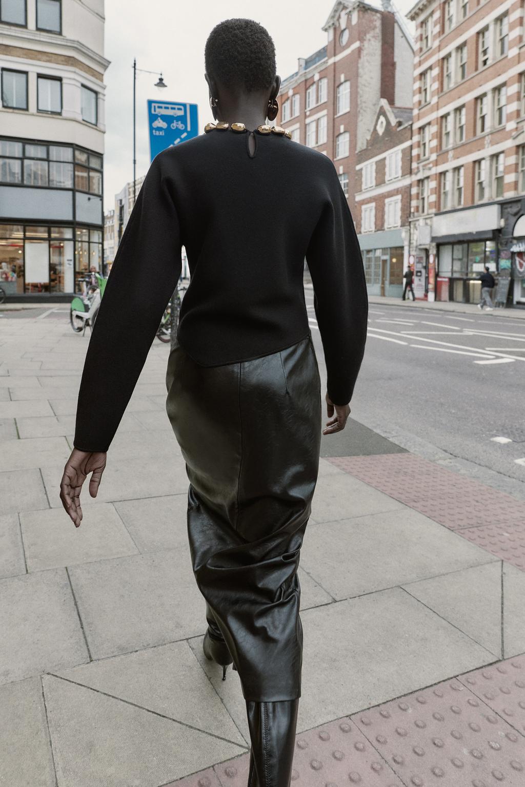 ДЖЕМПЕР ВЯЗАНЫЙ С БУСИНАМИ НА ВОРОТНИКЕ