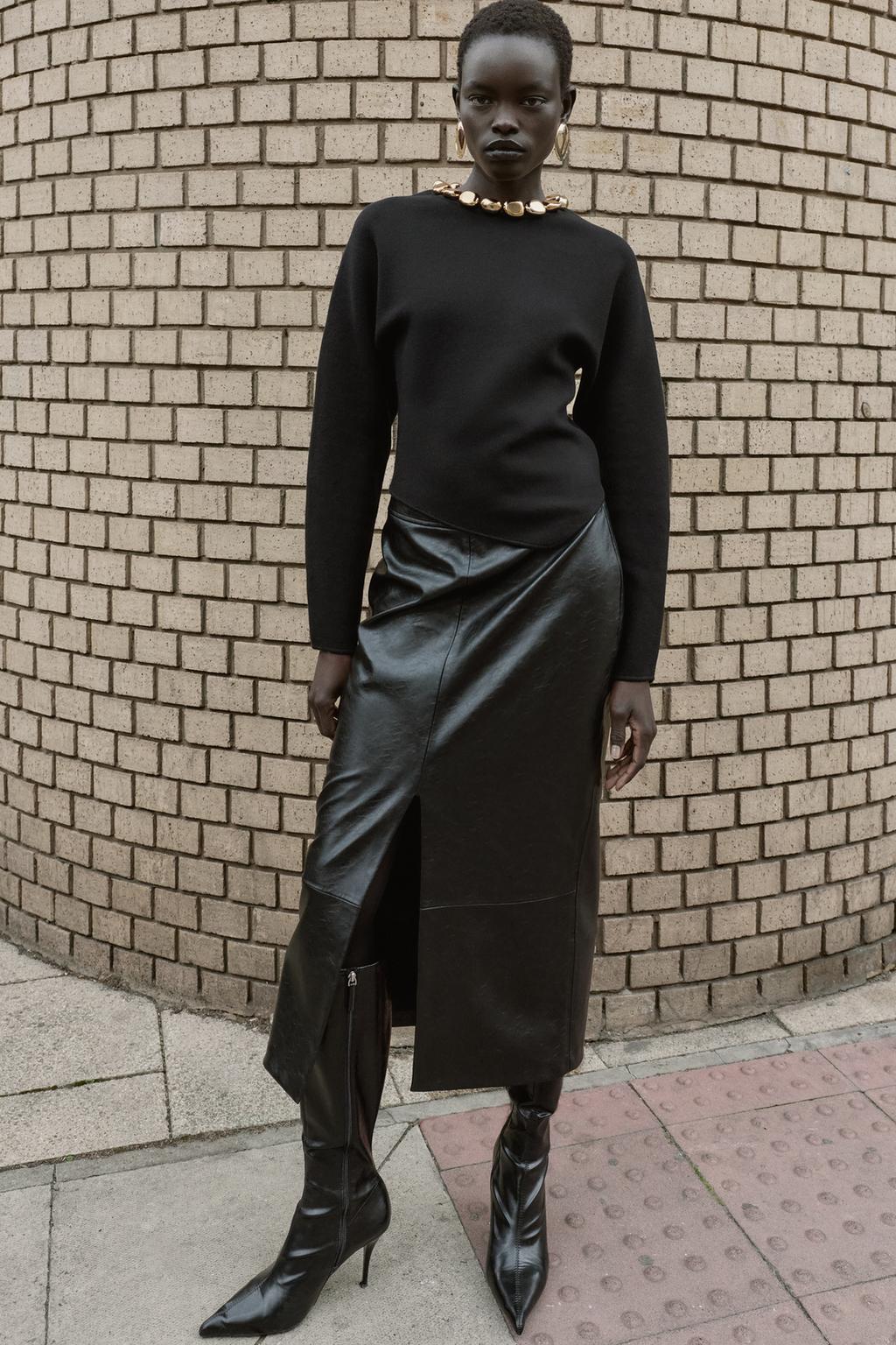 ДЖЕМПЕР ВЯЗАНЫЙ С БУСИНАМИ НА ВОРОТНИКЕ