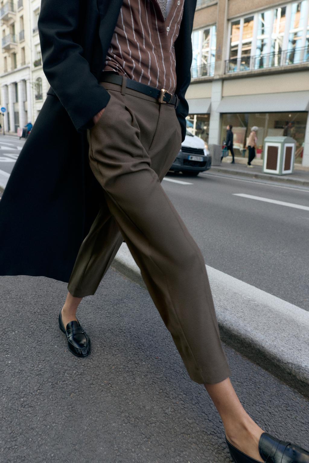 БРЮКИ С ЗАЩИПАМИ И РЕМНЕМ