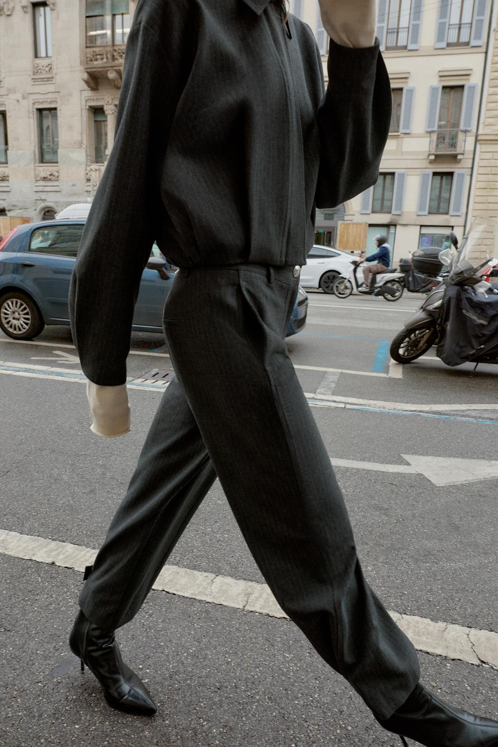 БРЮКИ В ТОНКУЮ ПОЛОСКУ С РЕГУЛИРУЕМЫМИ МАНЖЕТАМИ