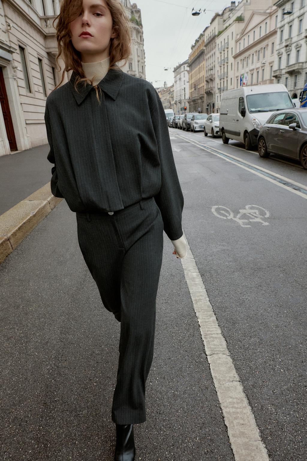 БРЮКИ В ТОНКУЮ ПОЛОСКУ С РЕГУЛИРУЕМЫМИ МАНЖЕТАМИ