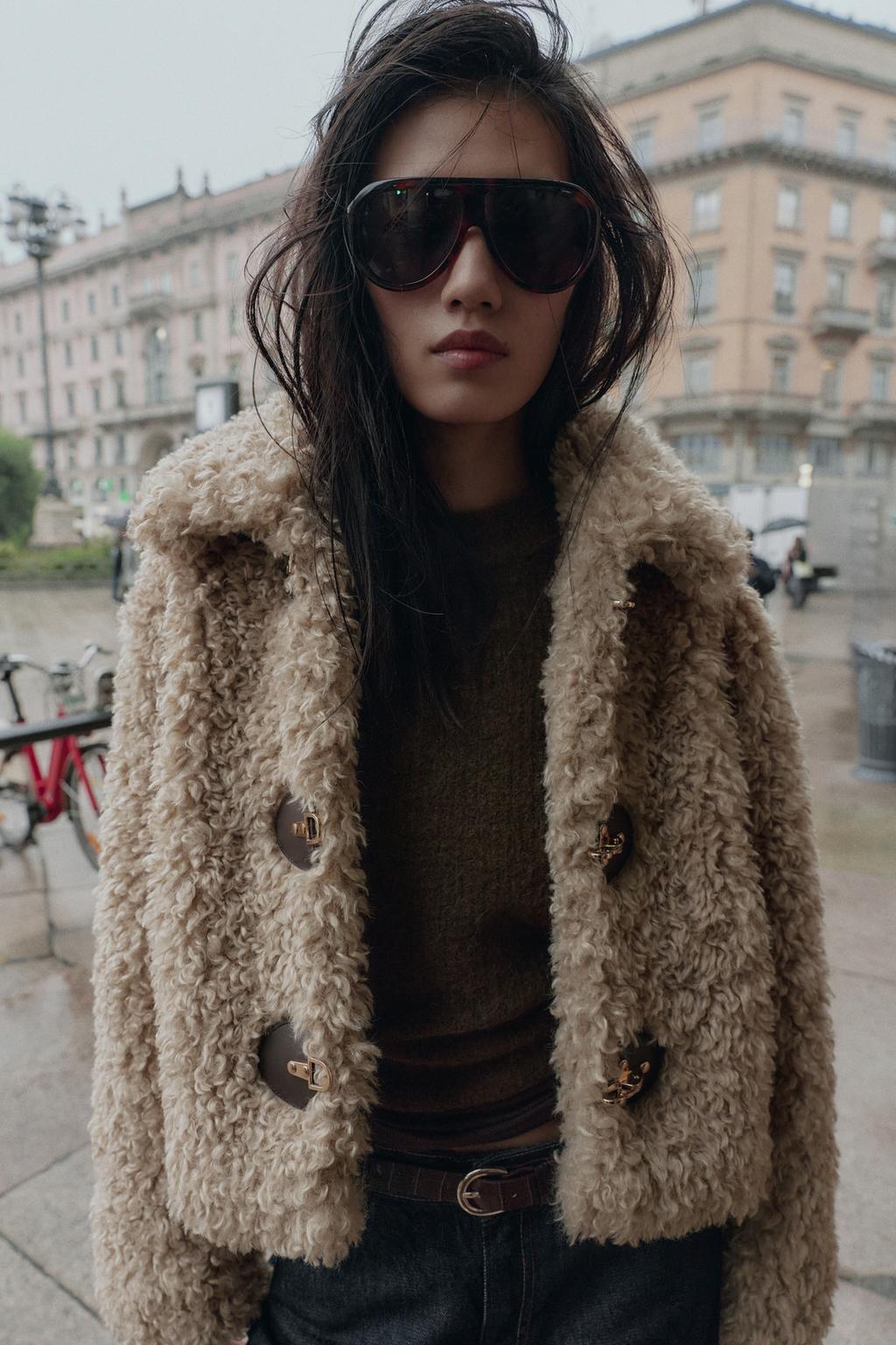 КУРТКА ИЗ ИСКУССТВЕННОГО МЕХА С ЗАСТЕЖКАМИ-ТОГГЛ