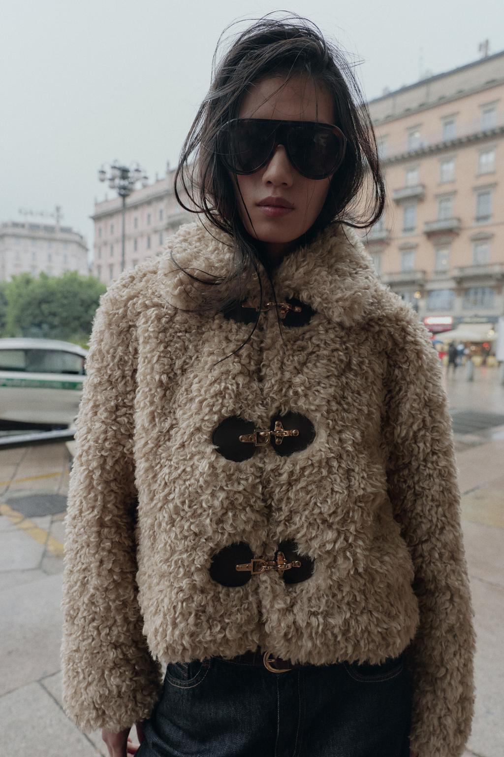 КУРТКА ИЗ ИСКУССТВЕННОГО МЕХА С ЗАСТЕЖКАМИ-ТОГГЛ