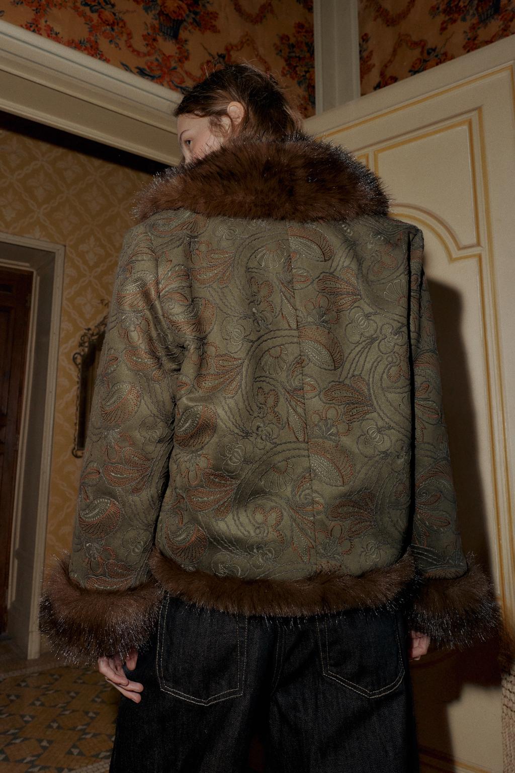 КОРОТКОЕ ДВУСТОРОННЕЕ ПАЛЬТО С ВЫШИВКОЙ