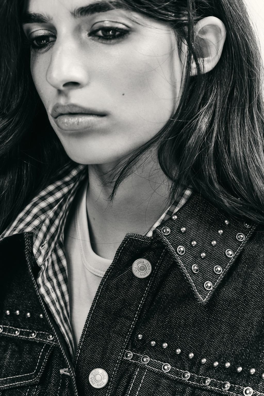 ДЖИНСОВАЯ КУРТКА С ЗАКЛЕПКАМИ