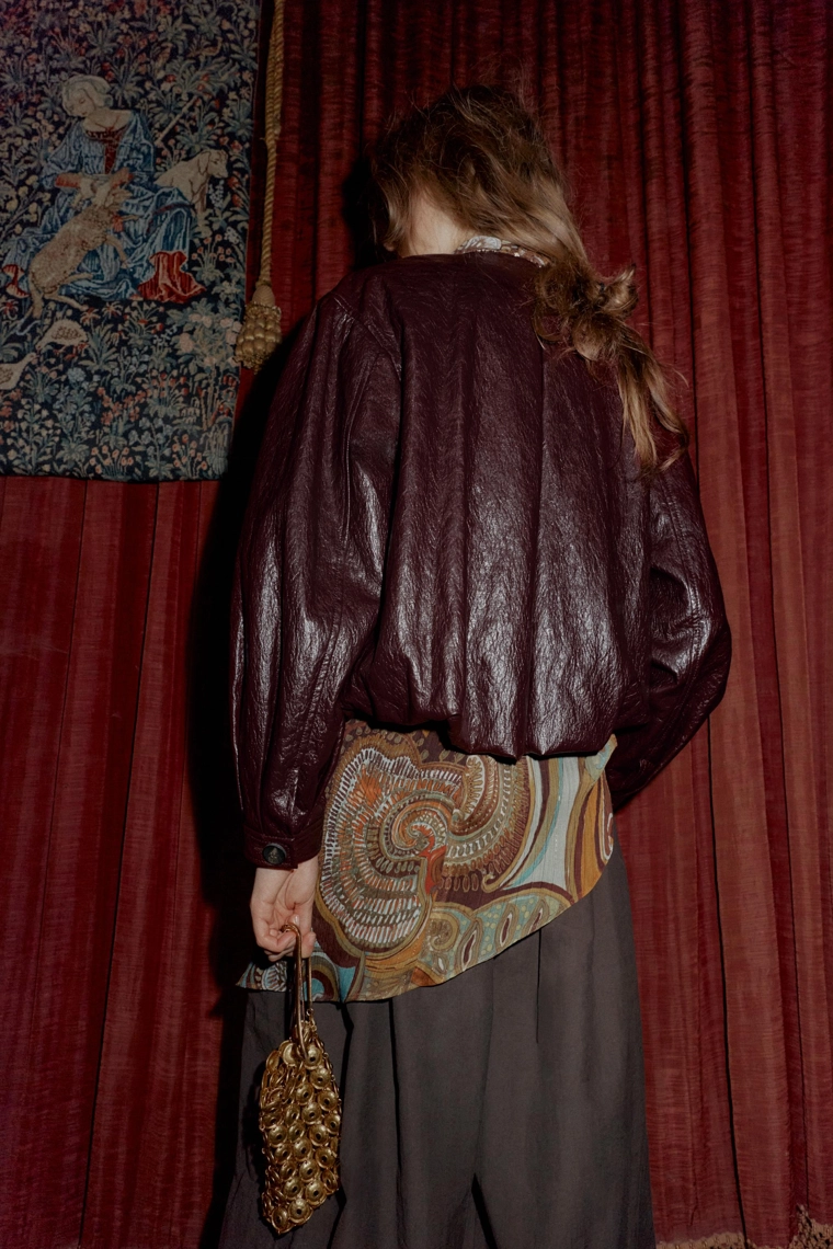 БОМБЕР ИЗ ИСКУССТВЕННОЙ КОЖИ ОБЪЕМНОГО КРОЯ