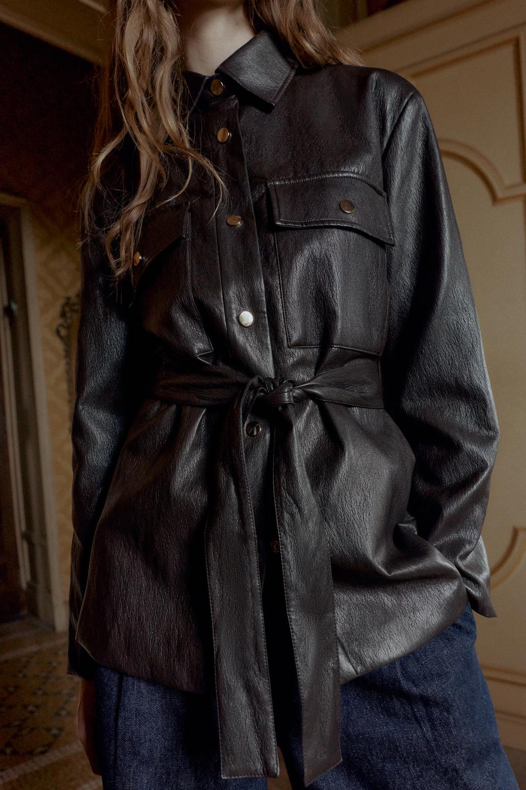 ДЛИННАЯ КУРТКА ИЗ ИСКУССТВЕННОЙ КОЖИ С ПОЯСОМ