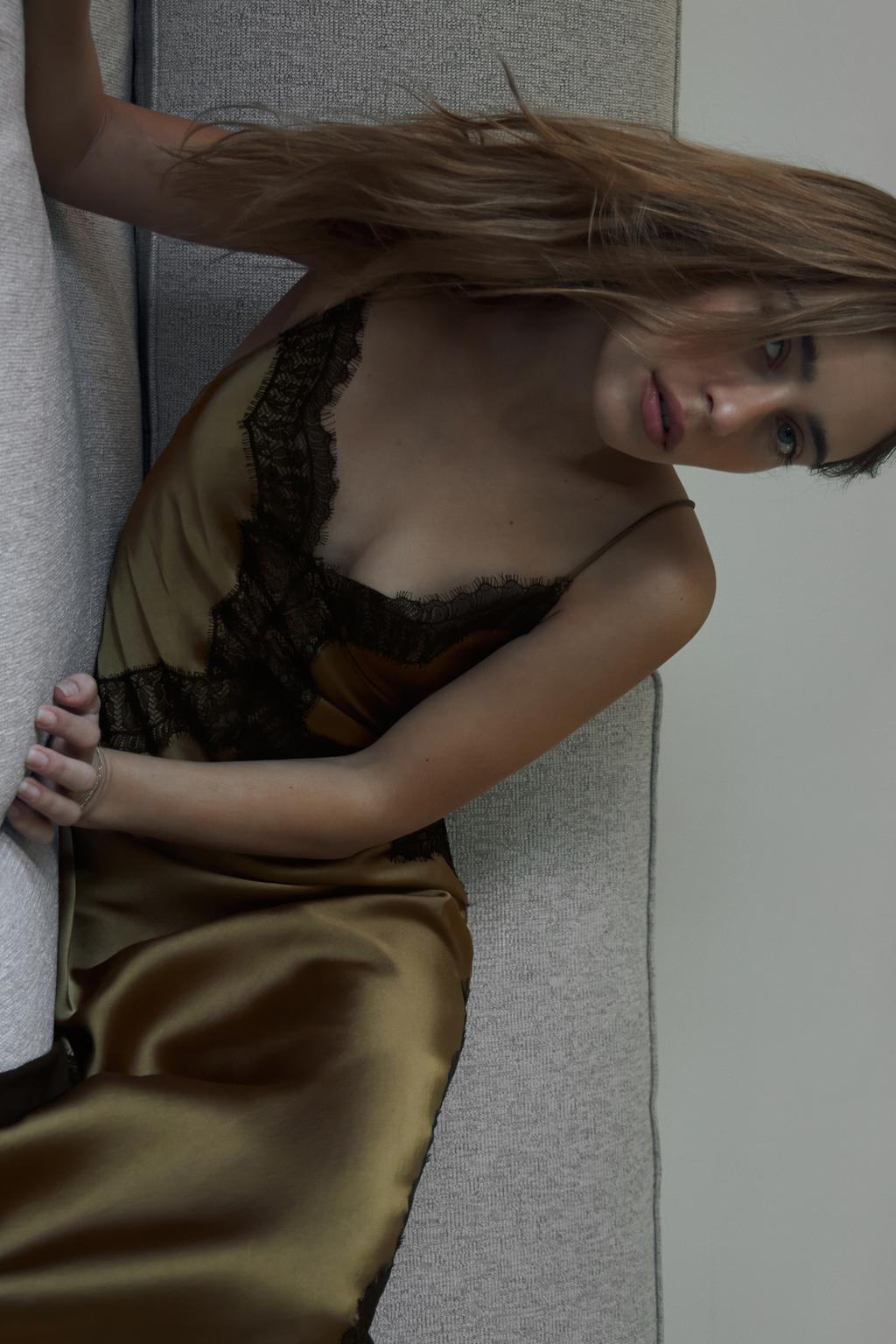 КОМБИНИРОВАННОЕ АТЛАСНОЕ ПЛАТЬЕ С КРУЖЕВОМ