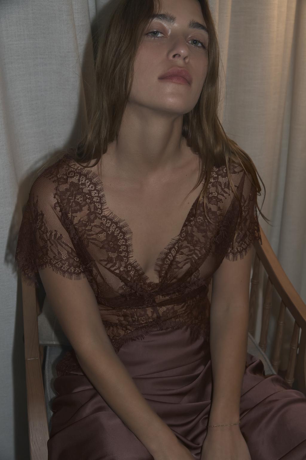 АТЛАСНОЕ ПЛАТЬЕ С КОНТРАСТНЫМ КРУЖЕВОМ