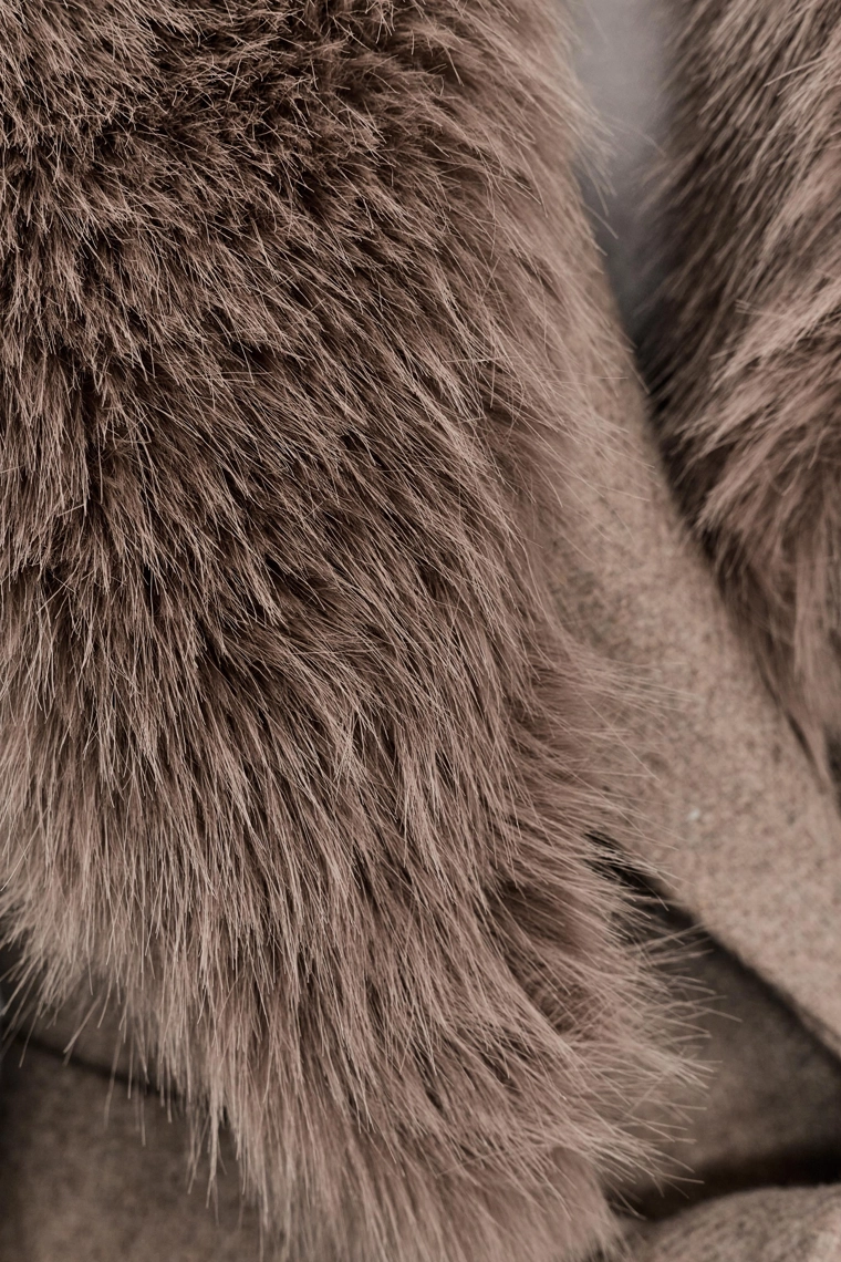 ПАЛЬТО ИЗ ШЕРСТИ С ЛАЦКАНАМИ ИЗ ИСКУССТВЕННОГО МЕХА И ПОЯСОМ