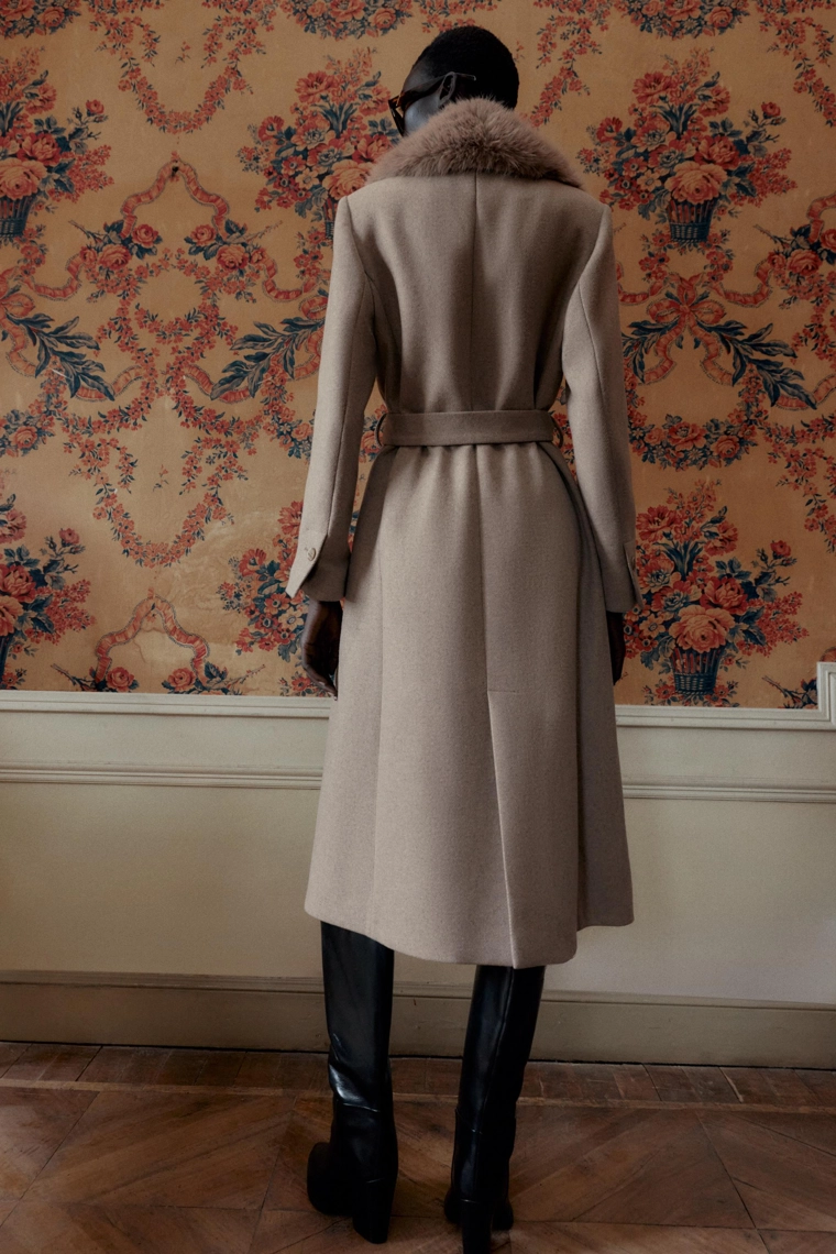 ПАЛЬТО ИЗ ШЕРСТИ С ЛАЦКАНАМИ ИЗ ИСКУССТВЕННОГО МЕХА И ПОЯСОМ
