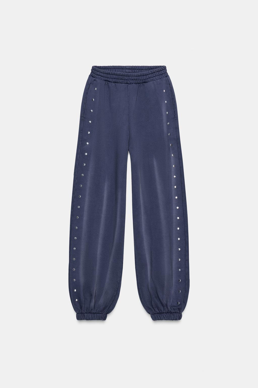 ДЖОГГЕРЫ ИЗ ТКАНИ С ЭФФЕКТОМ ПОТЕРТОСТИ С ЗАКЛЕПКАМИ