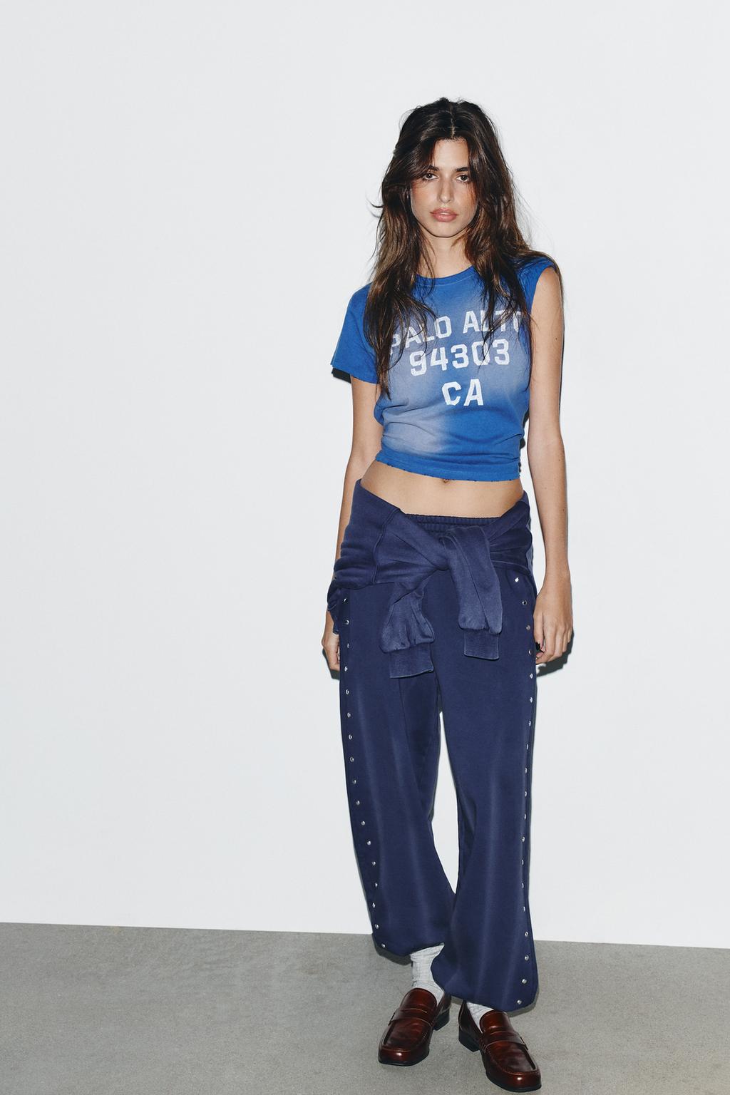 ДЖОГГЕРЫ ИЗ ТКАНИ С ЭФФЕКТОМ ПОТЕРТОСТИ С ЗАКЛЕПКАМИ