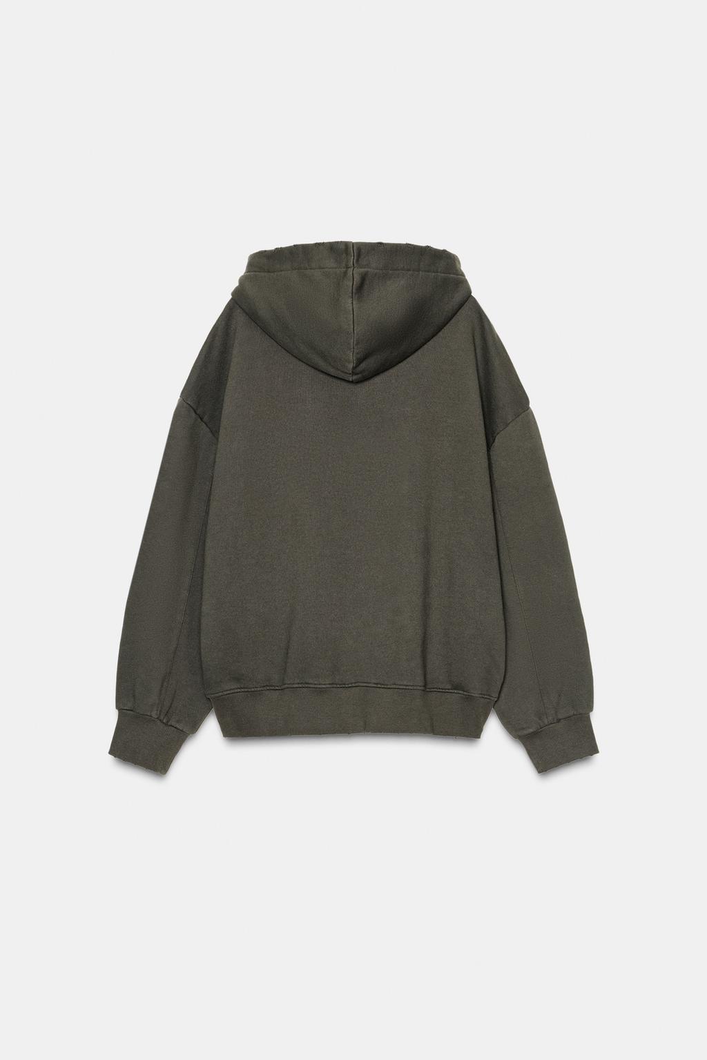 ТОЛСТОВКА С ЭФФЕКТОМ ПОТЕРТОСТИ, ЗВЕЗДАМИ И ЗАКЛЕПКАМИ