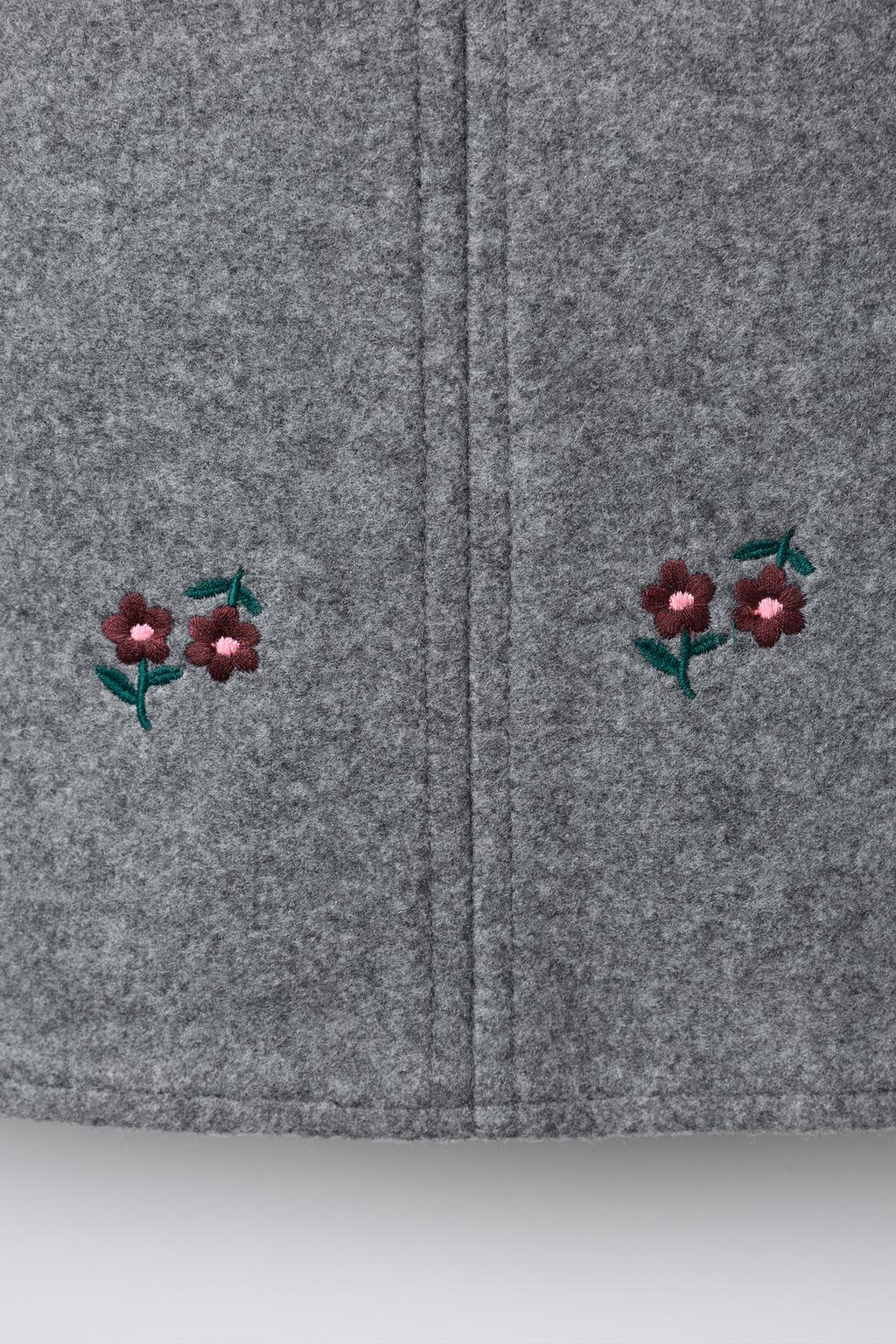 САРАФАН РЕЛЬЕФНОЙ СТРУКТУРЫ С ВЫШИТЫМИ ЦВЕТАМИ