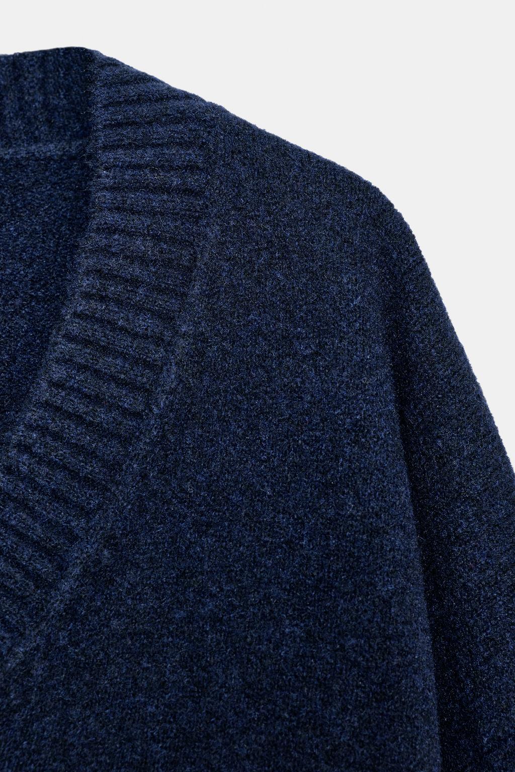 МЯГКИЙ ТРИКОТАЖНЫЙ ДЖЕМПЕР С V-ОБРАЗНЫМ ВЫРЕЗОМ