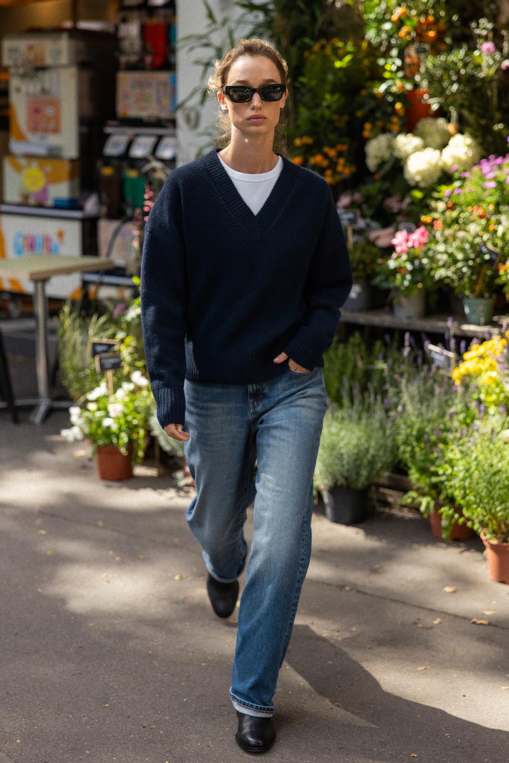 МЯГКИЙ ТРИКОТАЖНЫЙ ДЖЕМПЕР С V-ОБРАЗНЫМ ВЫРЕЗОМ