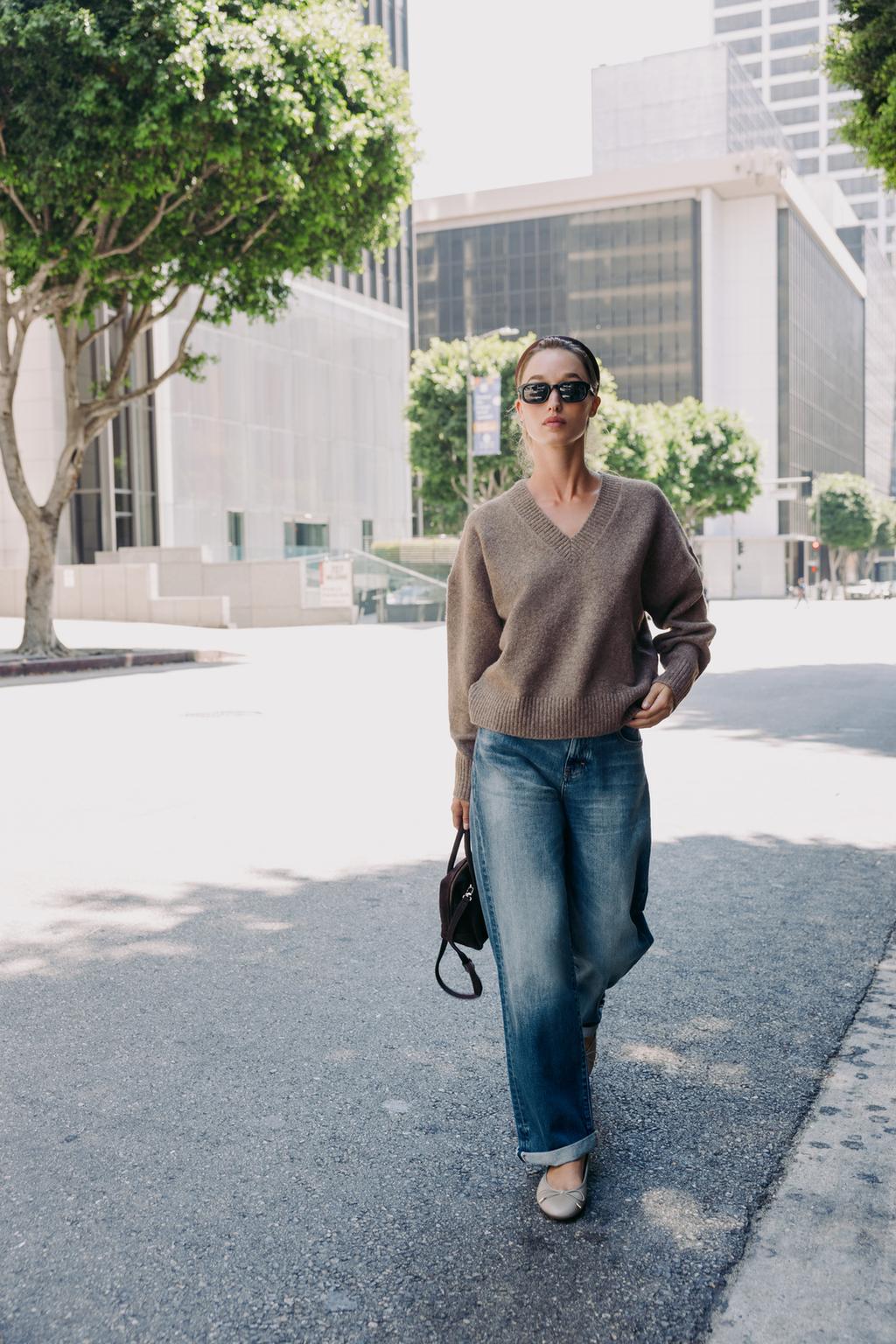 МЯГКИЙ ТРИКОТАЖНЫЙ ДЖЕМПЕР С V-ОБРАЗНЫМ ВЫРЕЗОМ