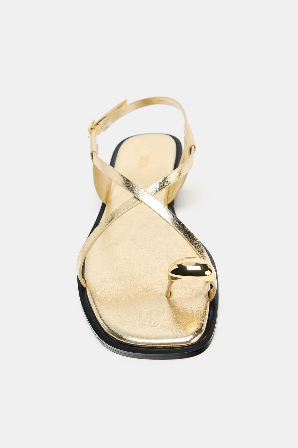 Шлепанцы с тонкими ремешками и металлическим деталями