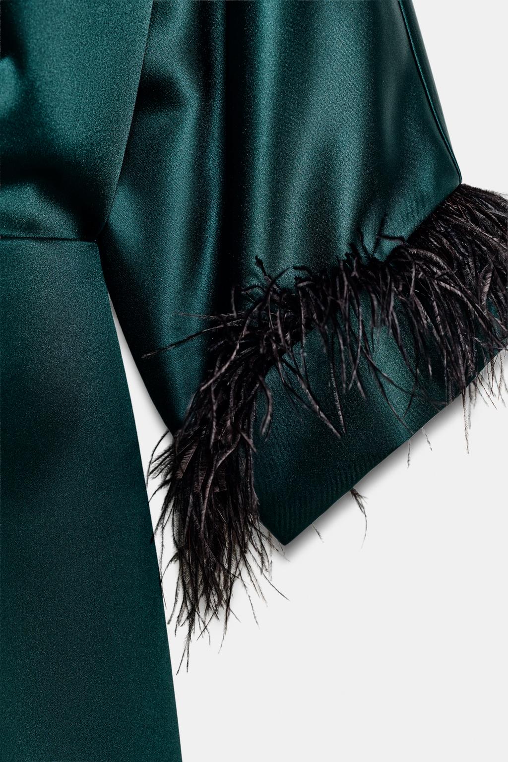 КОРОТКОЕ АТЛАСНОЕ ПЛАТЬЕ С ПЕРЬЯМИ